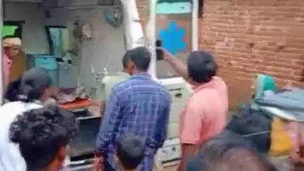 जरमुण्डी: चरखा पाथर के पास वज्रपात की चपेट में आने से महिला गंभीर रूप से घायल, एंबुलेंस से अस्पताल भेजी गई