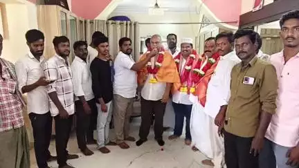 ఎమ్మిగనూరు: పట్టణ వైసీపీ విద్యార్థి విభాగ అధ్యక్షుడిగా బాధ్యతలు స్వీకరించిన పి.హుస్సేన్‌కు సన్మానం చేసిన వైసీపీ శ్రేణులు
