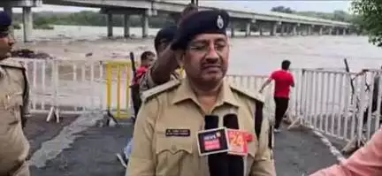 निवाड़ी: निवाड़ी एसपी डॉ. राय सिंह नरवरिया ने बेतवा घाटों का निरीक्षण किया, लोगों से नदी किनारे न जाने की अपील की
