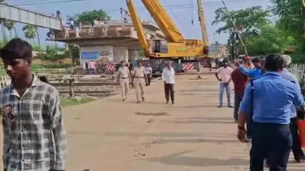 সিউড়ি ১: পুনরায় সিউড়ির হাটজন বাজারে রেল গেটের কাছে রেল ওভারব্রিজের কাজের জন্য গাডার তোলার কাজ শুরু হল