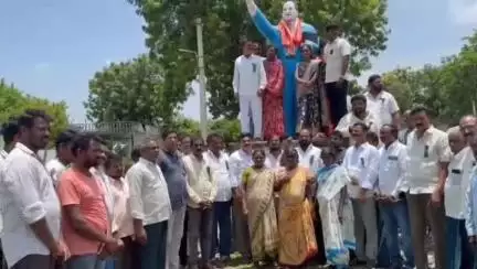 కృష్ణాజిల్లా జడ్పీ చైర్మన్ పుప్పాల హారిక పై దాడికి నిరసనగా వత్సవాయిలో అంబేద్కర్ విగ్రహం ఎదుట వైసిపి నేతల ఆందోళన