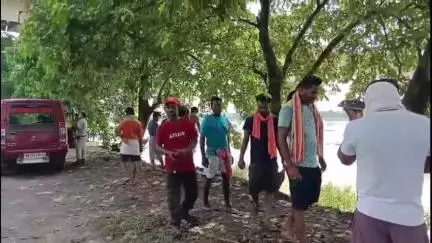 নবদ্বীপ: পূর্বস্থলীতে গঙ্গা স্নান করতে গিয়ে তলিয়ে যাওয়া বৃদ্ধের দেহ গৌরাঙ্গ সেতু সংলগ্ন ফরেস্ট ডাঙ্গা থেকে উদ্ধার করল পুলিশ