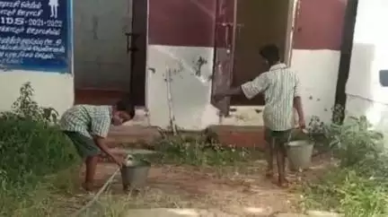 திருமயம்: நனசபுத்திரன் குடியிருப்பு ஊராட்சி ஒன்றிய தொடக்கப்பள்ளியில் மாணவர்கள் கழிவறையை சுத்தம் செய்த வீடியோ #Vairal
