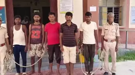बनकटवा: पुलिस ने शराब धंधेबाज के खिलाफ चलाए विशेष अभियान में 5 पियक्कड़ों को किया गिरफ्तार
