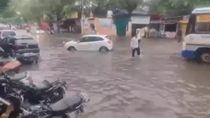 अजमेर: अजमेर में झमाझम बारिश से गाड़ियां डूबने और बहने लगीं, ट्रैफिक पुलिस कर्मी ने संभाली यातायात व्यवस्था