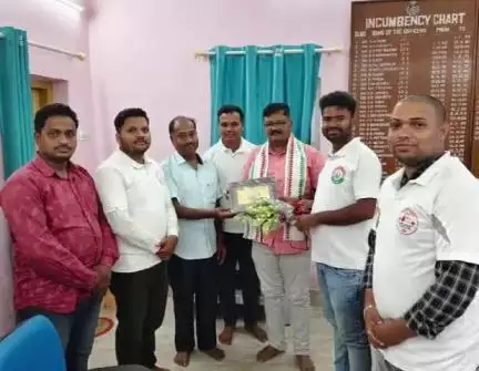 ଭଞ୍ଜନଗର: ଭଞ୍ଜନଗର SDPO ଙ୍କୁ ସ୍ଵାଗତ ସମ୍ବର୍ଦ୍ଧନା ଜଣାଇଲେ ବିପଦର ବନ୍ଧୁ ସାମାଜିକ ସଂଗଠନ ର ସଦସ୍ଯ ମାନେ ।