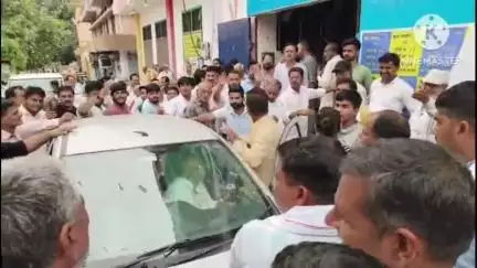 नारनौल: नारनौल में श्री गौड ब्राह्मण सभा के चुनाव में हंगामा, लाचार बुजुर्ग की वोट गाड़ी में डलवाने पर भड़के लोग