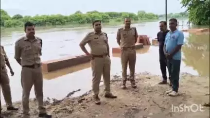त्योंथर: त्यौंथर: एसडीओपी उदित मिश्रा ने सुरक्षा की दृष्टि से टमस नदी घाट का किया निरीक्षण