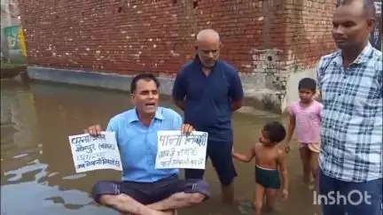 बागपत: गौसपुर में तालाब का पानी घरों में घुस गया, समाजसेवी ने जल भराव के बीच धरना देकर DM से निकासी की मांग की