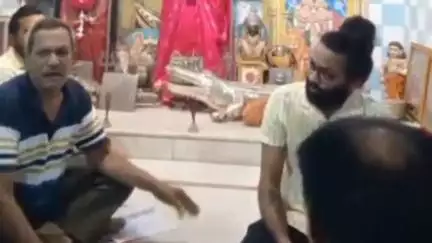 અમદાવાદ શહેર: અમદાવાદ સિવિલ હોસ્પિટલમાં મંદિર ખસેડવા મામલે સુપ્રિન્ટેન્ડની સામે લોકો ધૂણવા લાગ્યા, વિડીયો