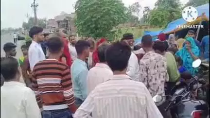 फिरोज़ाबाद: विजयपुरा के समीप हाइवे पर सड़क के किनारे खड़ी महिला को तेज रफ्तार बाइक ने मारी जोरदार टक्कर