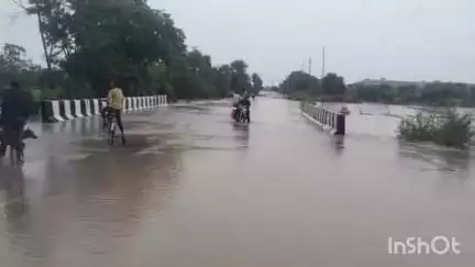 सिरोंज: भारी बारिश से इमलानी रोड स्थित जवारी नदी में आया उफान, बंद हुआ आवागमन