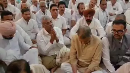 ਅਬੋਹਰ: ਸੰਗਮ ਪੈਲੇਸ ਵਿਖੇ ਕੱਪੜਾ ਵਪਾਰੀ ਸੰਜੇ ਵਰਮਾ ਦੀ ਕੀਤੀ ਗਈ ਅੰਤਿਮ ਅਰਦਾਸ, ਮੂਸੇਵਾਲਾ ਦੇ ਪਿਤਾ ਅਤੇ ਹੋਰ ਸਿਆਸੀ ਆਗੂਆਂ ਨੇ ਭੇਟ ਕੀਤੀ ਸ਼ਰਧਾਂਜਲੀ