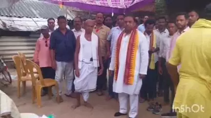 ବୀରମହାରାଜପୁର: ହରିଣାପାଲି ଗ୍ରାମରେ ଶୁଦ୍ଧିକ୍ରିୟାରେ ଯୋଗଦେଇ ଶ୍ରଦ୍ଧାଞ୍ଜଳି ଅର୍ପଣ ସହ ଶୋକ ସନ୍ତପ ପରିବାରକୁ ସମବେଦନା  ଜଣାଇଲେ ବିଧାୟକ ରଘୁନାଥ ଜଗଦଳା