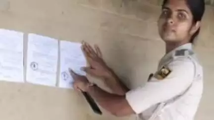 पंडौल: पंडौल थाना पुलिस ने फरार अपराधी के घर पर चिपकाया इश्तेहार