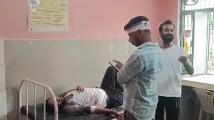 बदलापुर: मिरशादपुर फोरलेन पर दर्शनार्थियों से भरी ब्रेजा कार डिवाइडर से टकराकर पलटी, तीन लोग हुए घायल