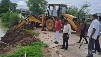 त्योंथर: त्योंथर तहसील के चंदई ग्राम में तहसीलदार ने अतिक्रमण हटाकर जेसीबी से जल निकासी कराई