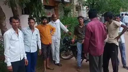 राठ: राठ के नदना गांव में संदिग्ध परिस्थितियों में 32 वर्षीय युवक की हुई मौत, परिजनों का कहना- छत पर फिसलने से हुई है मौत
