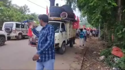 গোপীবল্লভপুর ১: মিছিল,শহীদ বেদীতে মাল্যদান ও পতাকা উত্তোলনের মাধ্যমে গোপীবল্লভপুরে হল বাম দল সিপিআই এর তৃতীয় জেলা সম্মেলন