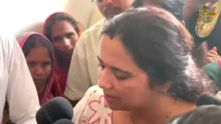 महिला विकास मंच की अध्यक्षा वीणा मानवी पीरापुर पहुँची जहॉ छात्रा की ह/त्या हुई थी !  
#mahila #vaishali #hajipur #mahua