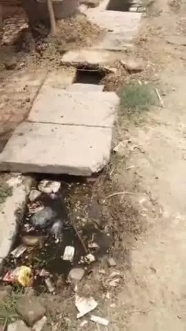 मऊ: ग्राम पंचायत अदरी देहात के मोहल्ला सिधौना डांडा में नालियों की सफाई नहीं होने से सड़कों पर भरा गंदा पानी #jansamasya