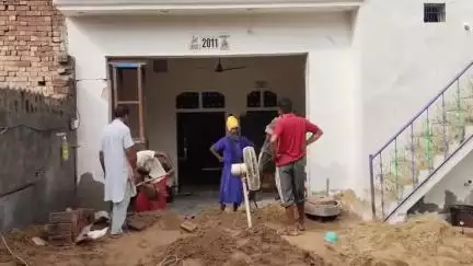ਮਾਨਸਾ: ਮਾਨਸਾ ਜਿਲੇ ਦੇ ਕਈ ਪਿੰਡਾਂ ਵਿੱਚ ਘਰਾਂ ਚੋ ਪਾਣੀ ਭਰਨ ਦੇ ਨਾਲ ਘਰਾਂ ਵਿੱਚ ਤਰੇੜਾਂ ਆ ਗਈਆਂ ਨੇ ਪੀੜਤ ਪਰਿਵਾਰਾਂ ਨੇ ਸਰਕਾਰ ਤੋਂ ਮੱਦਦ ਦੀ ਮੰਗ