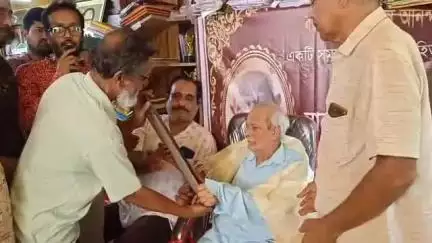 রামপুরহাট ১: ডানা সাহিত্য পত্রিকার পক্ষ থেকে রামপুরহাট শহরের প্রবীণ সাহিত্যিক বীরেশ্বর সিংহ কে জীবন কৃতি সম্মাননা জানানো হলো