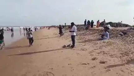 కొండపి: సింగరాయకొండ మండలం పాకాల సముద్ర తీరంలో పర్యటకుల తాకిడి,ఎటువంటి అవాంఛనీయమైన సంఘటనలు చోటు చేసుకోకుండా అప్రమత్తమైన అధికారులు