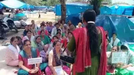 ऋषिकेश: LUCC कॉपरेटिव समिति के पीड़ितों का धरना प्रदर्शन 52वें दिन आईडीपीएल में जारी, अपनी मांगों को लेकर