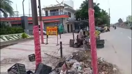 खुर्जा: यात्रा मार्ग पर विद्युत विभाग ने विद्युत पोलों पर लगाई पॉलिथीन, अगवाल से सिद्धेश्वर मंदिर तक सुधारी प्रकाश व्यवस्था