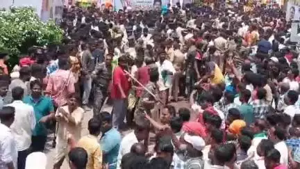 నిజామాబాద్ సౌత్: నగరంలో ఊర పండుగ సందర్భంగా సరికోసం ఎగబడ్డ జనం, పోలీసుల స్వల్ప లాఠీఛార్జ్