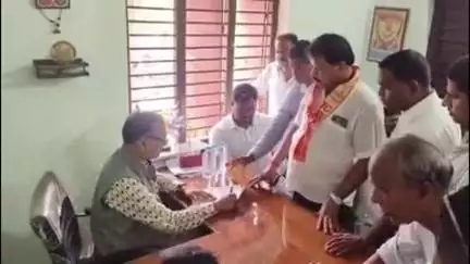 ଯାଜପୁର: ବିଭିନ୍ନ ପ୍ରକଳ୍ପ କାର୍ଯ୍ୟ ଶେଷ କରିବା ଦାବିରେ ପଂଚାୟତ ବାସୀଙ୍କ ପକ୍ଷରୁ ବିଂଝାରପୁର ବିଜେପି କାର୍ଯ୍ୟାଳୟରେ ସାଂସଦଙ୍କୁ ଦାବିପତ୍ର