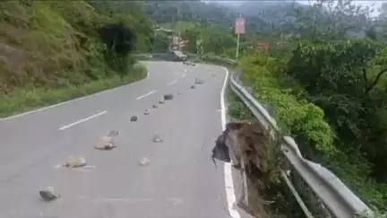 जोगिंदर नगर: सड़क धंसने से मंडी-पठानकोट NH-154 पर खतरा, NHAI ने शुरू किया मरम्मत कार्य