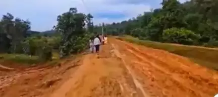 किरनापुर: वारी पहुँच मार्ग अधूरा होने से ग्रामीणों को भारी परेशानी