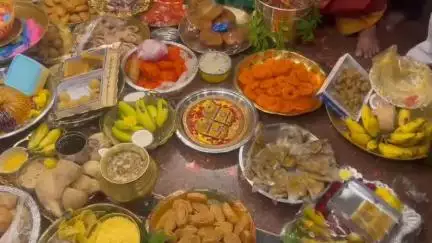 భీమవరం: శ్రీ మావుళ్ళమ్మ అమ్మవారికి ఆషాడ మాసం సందర్భంగా 50 రకాల పండ్లు మరియు స్వీట్స్ తో సారే సమర్పించిన భక్తులు