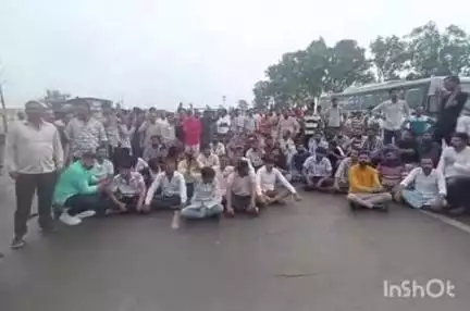 देवास नगर: हरदा की घटना को लेकर देवास में करणी सेना के कार्यकर्ताओं ने चक्का जाम कर किया प्रदर्शन