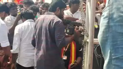 எழும்பூர்: சிவானந்தா சாலையில் நடிகர் விஜய் தலைமையில் நடைபெற்ற ஆர்ப்பாட்டத்தில் பெண்கள் அடுத்தடுத்து மயங்கி விழுந்ததால் பரபரப்பு