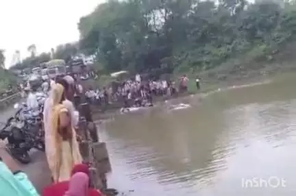 देवास नगर: इंदौर-बैतूल हाईवे पर मौकापिपलिया में कालीसिंध नदी में गिरी कार, 2 महीने में चौथा हादसा, 2 की मौत