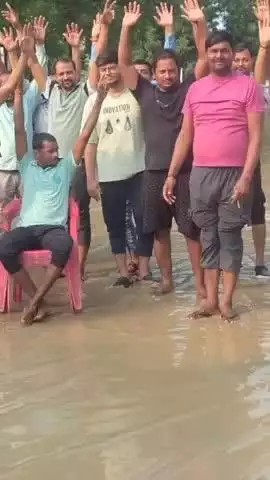राजातालाब: पंचकोशी मार्ग पर नाली नहीं होने से व्यापारियों और राहगीरों को जलभराव से हो रही है परेशानी