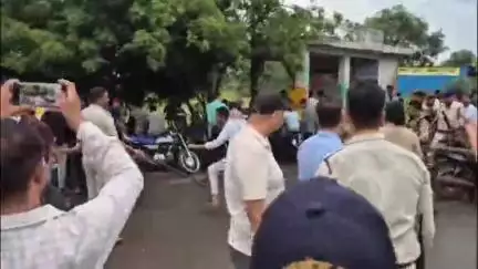 रतलाम: सेजावता के पास फोरलेन पर प्रदर्शन कर रहे करणी सैनिकों पर पुलिस का लाठीचार्ज