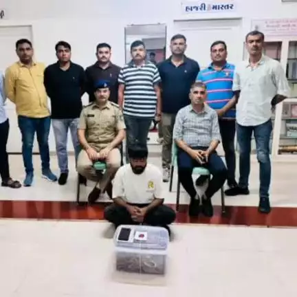 રાજકોટ પૂર્વ: ગેબનશાહ પીર પાસેથી વધુ એક શખ્સને ગાંજાના જથ્થા સાથે ઝડપી પાડતી પ્ર.નગર પોલીસ