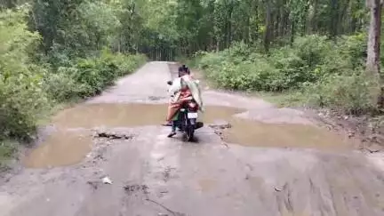 বাঘমুণ্ডী: দুয়ারসিনী মোড় থেকে প্রায় ২কি: মি: রাস্তার বেহাল দশা, ঝাড়খণ্ডের দিকে ঝাঁ চকচকে আর বেঙ্গলের দিকে উচু নিঁচু গর্তে ভর্তি