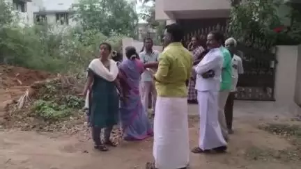 மன்னார்குடி: காமராஜ் நகரில் கனவனிடமிருந்து மகனை மீட்டுத் தரக் கோரி தாய் கணவன் வீட்டு வாசலில் அமர்ந்து போராட்டம்