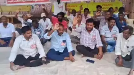 సమస్యల పరిష్కారం కోరుతూ తిరువూరు మున్సిపల్ కార్యాలయం ఎదుట ఇంజనీరింగ్ విభాగంలోని కార్మికులు రిలే దీక్షలు