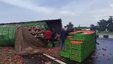 राळेगाव: राष्ट्रीय महामार्गावर टोमॅटो घेऊन जाणारा ट्रक उलटला,रस्त्यावर लाल चिखल,किन्ही जवादे फाट्यासमोरील घटना