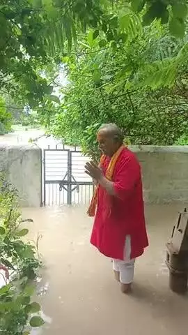 Shree mehndipur Balaji dham ashoknagar mp rasta sahi na hone ke karan avm pul na hone ke karan nala uphan per hai