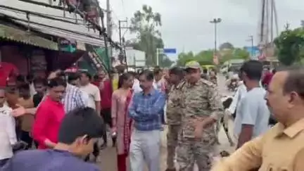 भिंड नगर: भिंड: कुंडेश्वर मंदिर की ज़मीन पर बनी दुकान को प्रशासनिक अमले ने कलेक्टर की मौजूदगी में तोड़ा