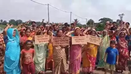 হিঙ্গলগঞ্জ: বাইনারা এলাকায় রাস্তা সংস্কারের দাবিতে বিক্ষোভ দেখালেন গ্রামবাসীরা