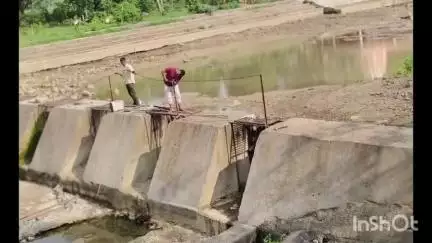 सरदारपुर: झिरणेश्वर धाम तक पहुंचने के लिए मंदिर समिति ने स्टॉप डैम की जाली से बनाया रास्ता