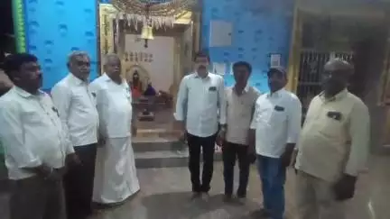 సిద్దిపేట అర్బన్: కుకునూర్ పల్లి మండల కేంద్రంలో శ్రీ పోతులూరి వీరబ్రహ్మేంద్రస్వామి గోవింద మాత దేవాలయములో వైశ్యుల ఫ్లెక్సీల పై అభ్యంతరం